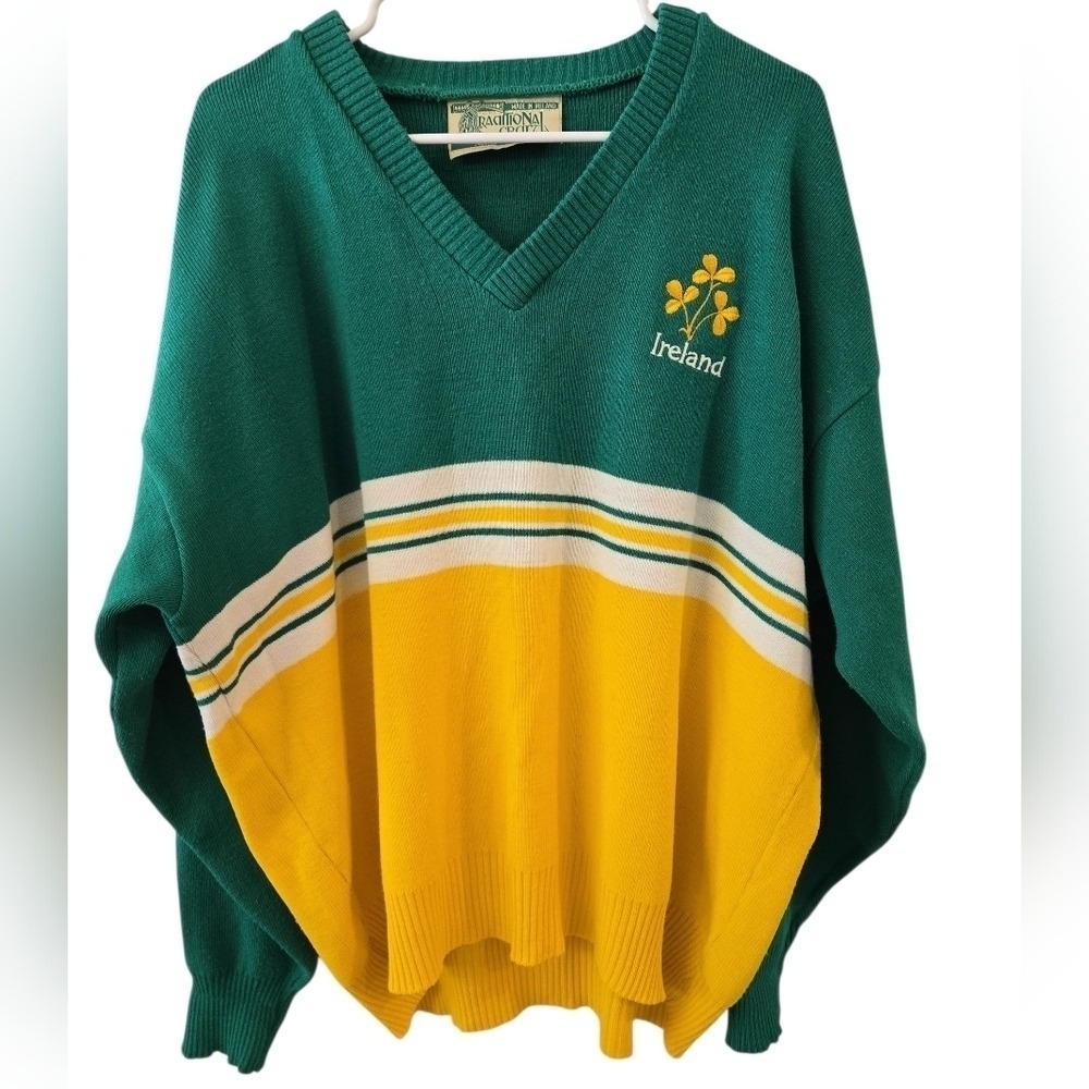 TRADITIONAL CRAFT MADE IN IRELAND LOGO V-NECK SWEATER. SIZE 42-44 = MEN- L-XL.